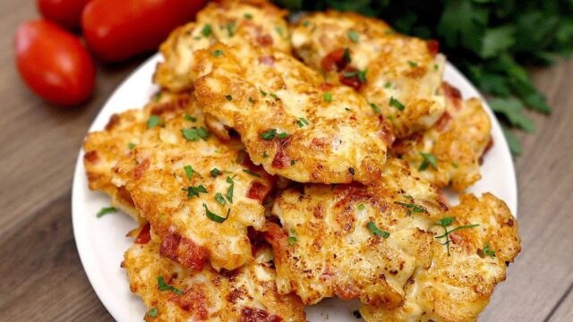 Rychlé placičky z kuřecího masa, rajčat a zakysané smetany