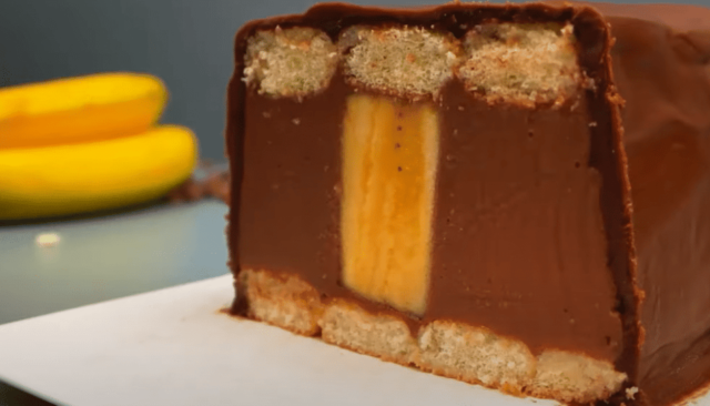 nepečený čokoládový dort s banány a piškotovým základem!