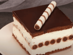 lahodný smetanový dort čokoládou a oplatkami – ideální tečka za odpolední kávou!