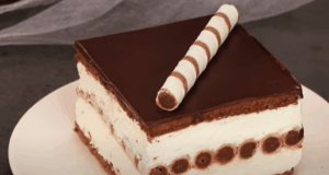 Lahodný smetanový dort s čokoládou a oplatkami – Ideální tečka za odpolední kávou! lahodný smetanový dort čokoládou a oplatkami – ideální tečka za odpolední kávou!