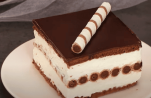 lahodný smetanový dort čokoládou a oplatkami – ideální tečka za odpolední kávou!