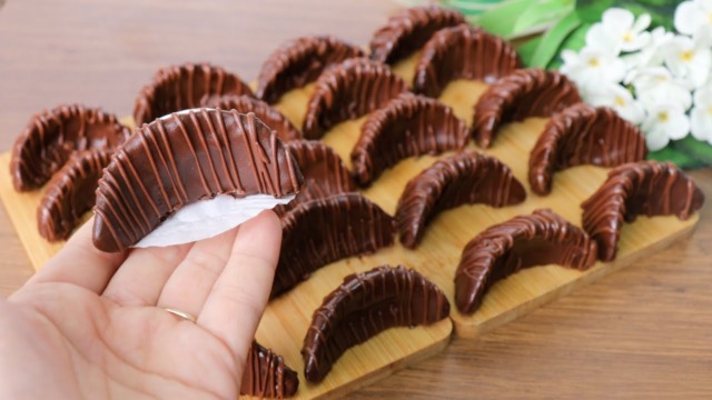 Čokoládové rohlíčky s rozinkami - skvěle vánoční cukroví