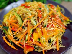 Zeleninový salát s rýžovými nudlemi za 5 minut - Rychlá večeře