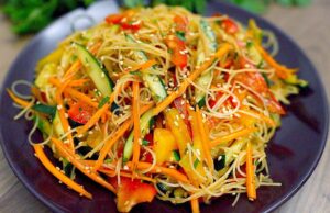 Zeleninový salát s rýžovými nudlemi za 5 minut - Rychlá večeře