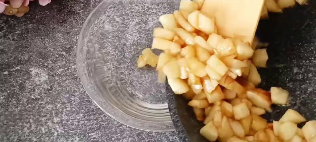 Udělejte si tento úžasný nepečený dezert z karamelu a kousky jablek