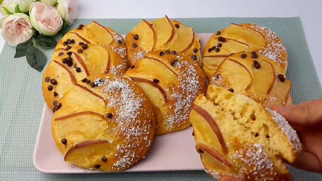 Připravte si tyto vanilkové koláčky s kousky jablek