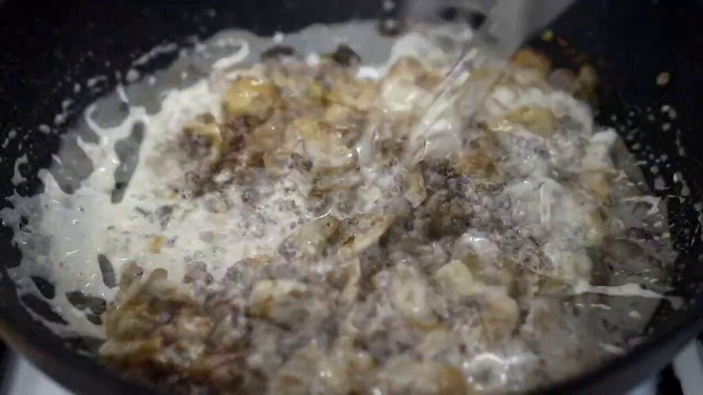 Krémové těstoviny s houbami a mletým masem – večeře za 15 minut