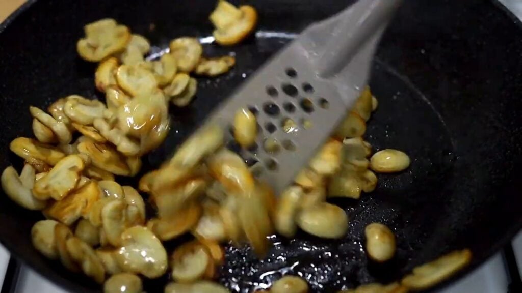 Krémové těstoviny s houbami a mletým masem – večeře za 15 minut