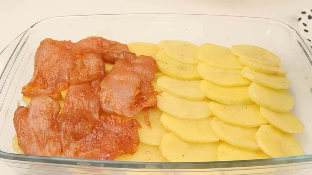 Zapečená kuřecí kousky s bramborami a žampiony