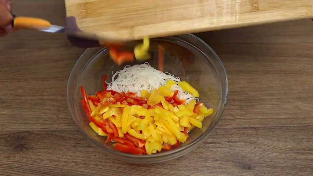 Zeleninový salát s rýžovými nudlemi za 5 minut – rychlá večeře