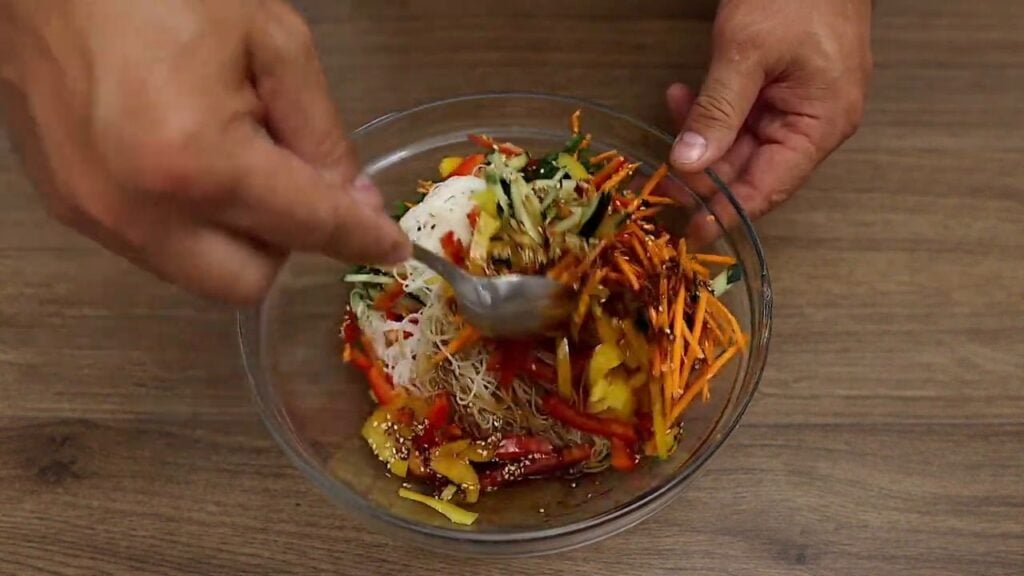 Zeleninový salát s rýžovými nudlemi za 5 minut – rychlá večeře