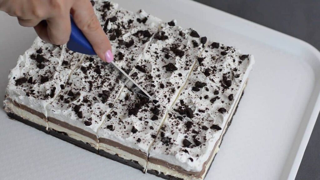 Připravte si nepečený oreo dort s chutným krémem a čokoládou