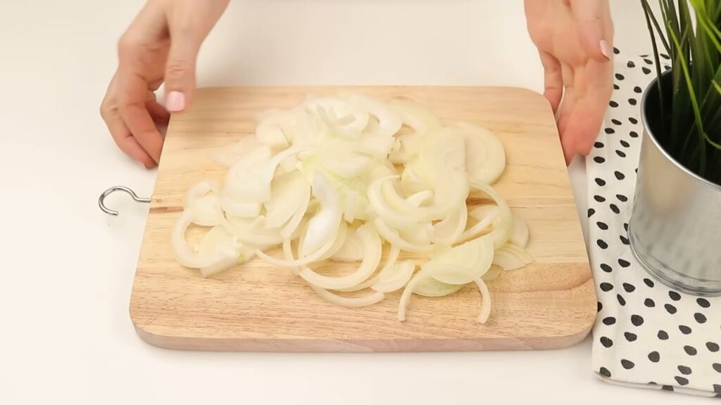 Skvělý recept z jednoho plechu – kuřecí maso, houby a brambory
