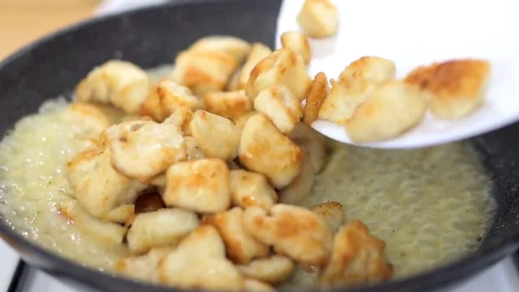 Máslové česnekové kuřecí kousky s oblíbenou přílohou
