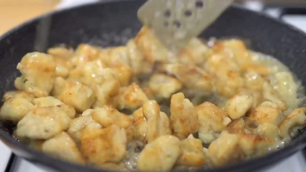 Máslové česnekové kuřecí kousky s oblíbenou přílohou