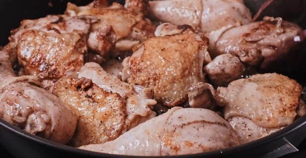 „Vyzkoušejte tento jednoduchý recept s kuřecím masem v lahodné omáčce „