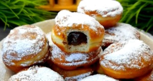 Domácí lahodné koblížky plněné čokoládou nebo marmeládou Domácí lahodné koblížky plněné čokoládou nebo marmeládou