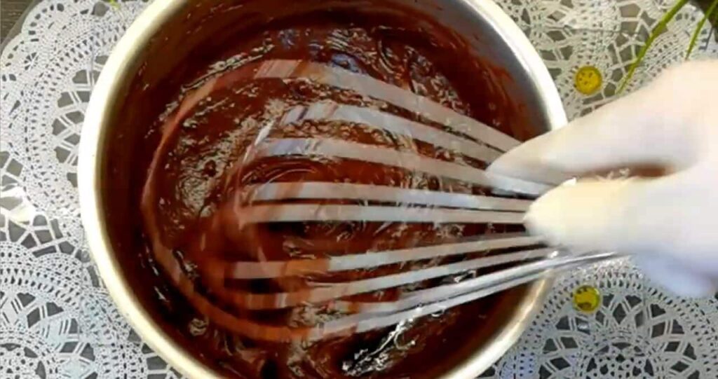 Domácí lahodné koblížky plněné čokoládou nebo marmeládou