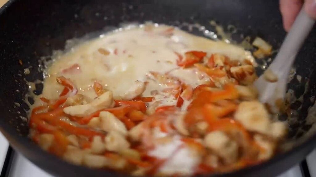 Krémové těstoviny s kuřecím masem a paprikou