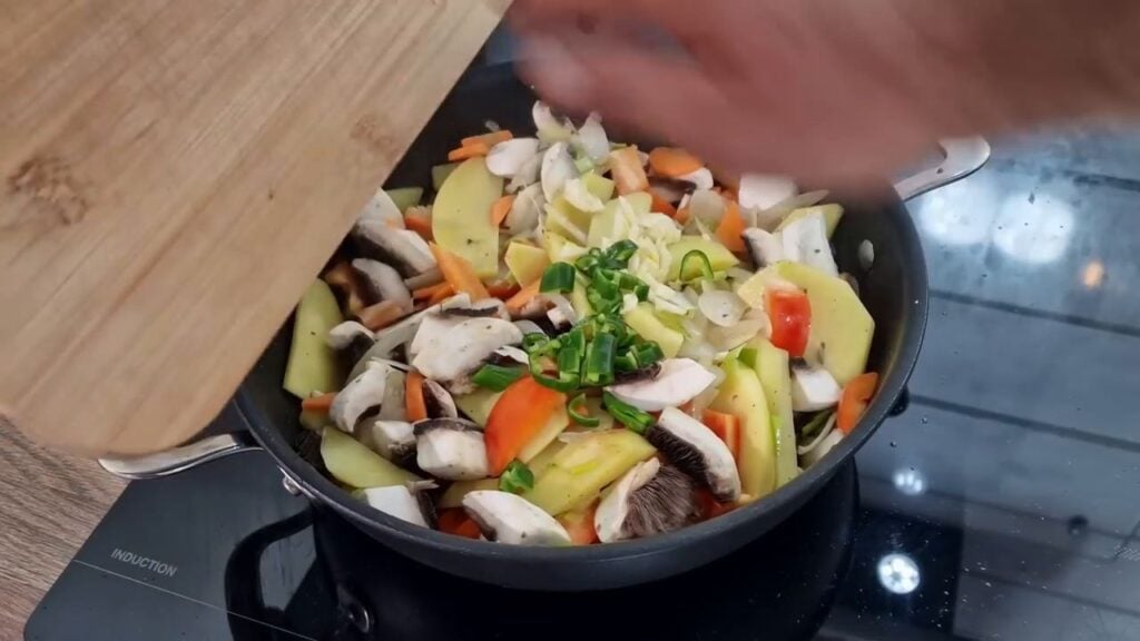 Zapečené kuřecí maso se zeleninou a bramborami