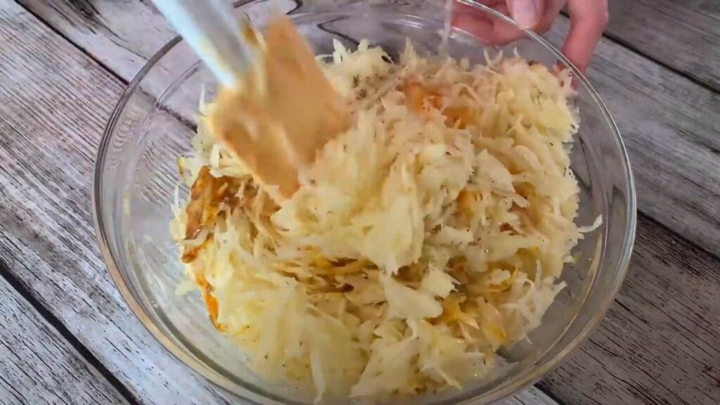K přípravě tohoto lahodného pokrmu stačí nastrouhat brambory
