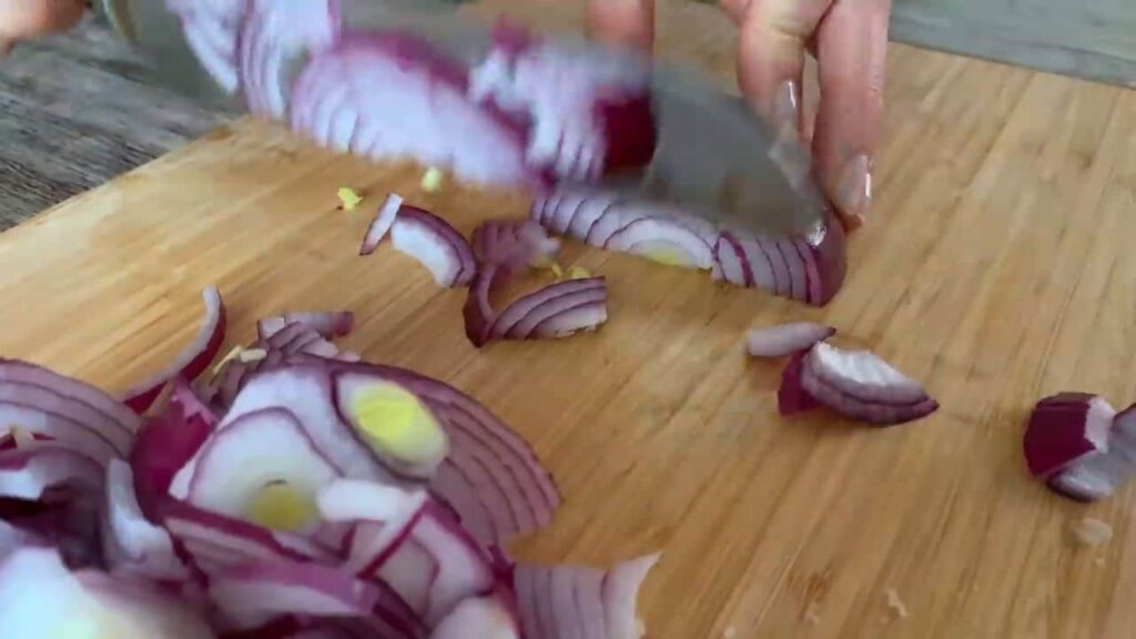 K přípravě tohoto lahodného pokrmu stačí nastrouhat brambory