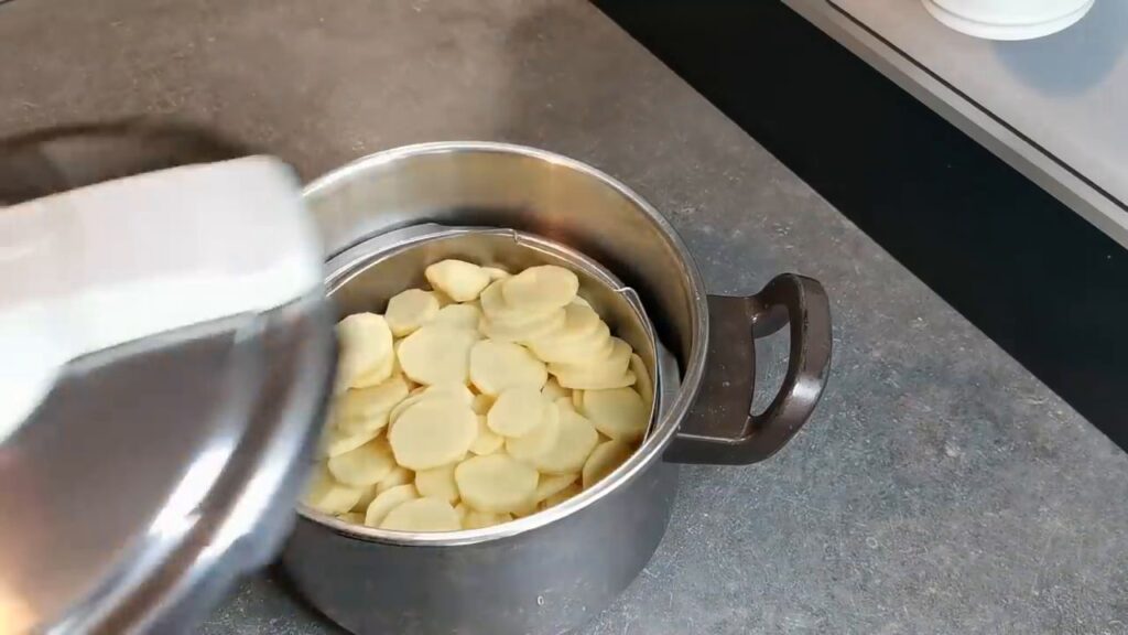 Zapečené brambory s mletým masem – rychlý a chutný oběd
