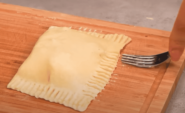 rychlý recept na slané kapsičky z listového těsta plněné šunko-sýrovou směsí rychlý recept na slané kapsičky z listového těsta plněné šunko-sýrovou směsí