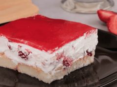 smetanový koláč s jahodami a piškotem: vyzkoušejte tuto nadýchanou dobrotu!