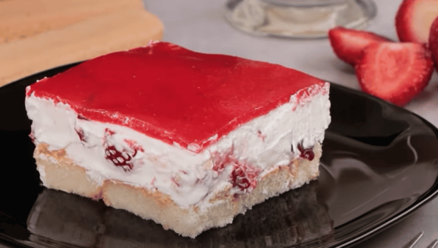 smetanový koláč s jahodami a piškotem: vyzkoušejte tuto nadýchanou dobrotu! smetanový koláč s jahodami a piškotem: vyzkoušejte tuto nadýchanou dobrotu!