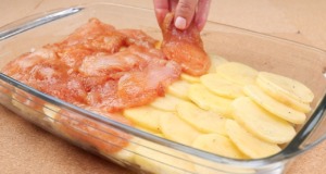 Geniální recept připravený v jednom plechu – Kuřecí maso, houby a brambory Skvělý recept z jednoho plechu - Kuřecí maso, houby a brambory
