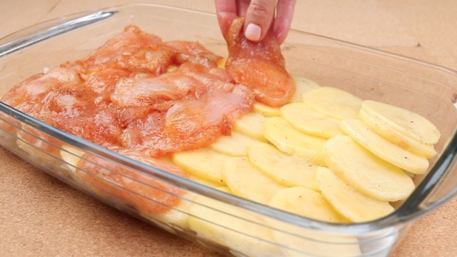 Skvělý recept z jednoho plechu - Kuřecí maso, houby a brambory