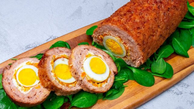 Roláda z mletého masa plněná vejci Roláda z mletého masa plněná vejci