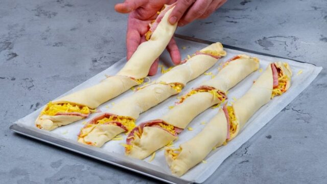 levný a rychlý recept na vynikající sýrové tyčinky z listového těsta levný a rychlý recept na vynikající sýrové tyčinky z listového těsta
