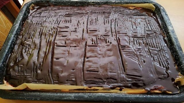 levný a jednoduchý recept na na piškotový zákusek s čokoládovou polevou levný a jednoduchý recept na na piškotový zákusek s čokoládovou polevou