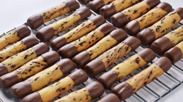 Lahodné tyčinky namáčené v čokoládové polevě Lahodné tyčinky namáčené v čokoládové polevě