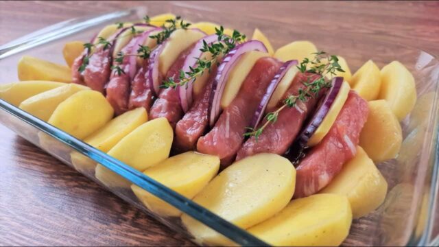 Stačí vše nakrájet, naplnit a dát péct - snadný recept z trouby Stačí vše nakrájet, naplnit a dát péct - snadný recept z trouby