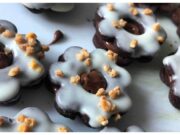 Tmavé linecké cukroví: Recept na křehké linecké s Nutellou a bílou čokoládou tmavé linecké cukroví s nuttelou a bílou čokoládou posypané oříšky