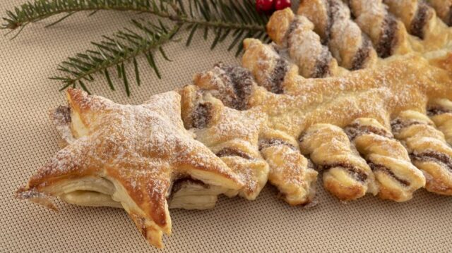 Vánoční stromeček připravený z listového těsta plněný čokoládou