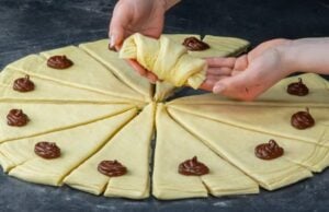 jednoduchý foto recept na domácí croissanty z kynutého těsta plněné náplní