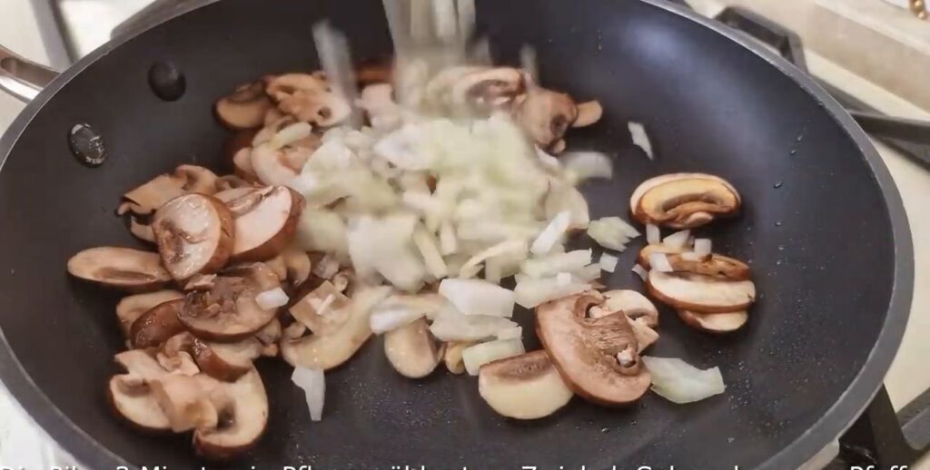 Smažené kuřecí řízky s houbovou pokrývkou a pečenými brambory