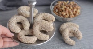 Super rychlý recept na vánoční rohlíčky ze 3 ingrediencí Super rychlý recept na vánoční rohlíčky ze 3 ingrediencí