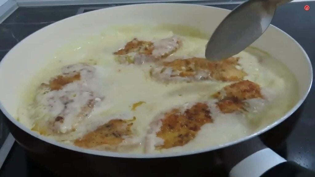 Snadný recept na kuře: kuře se smetanovou česnekovou omáčkou