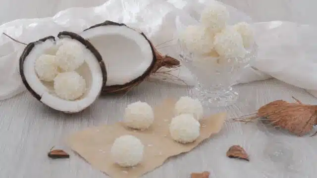 Kokosové kuličky ze tří ingrediencí - Jednoduché cukroví bez pečení