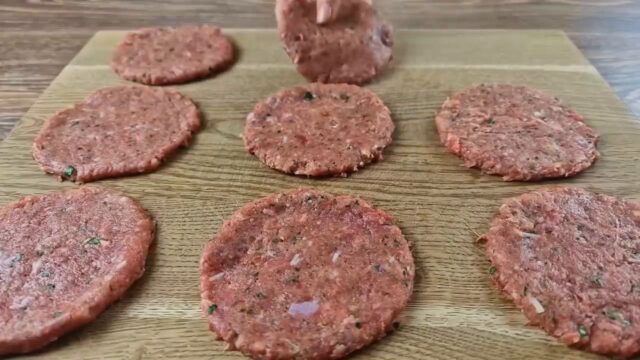 Karbanátky z mletého masa podávané s rýží a chutnou omáčkou