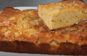 bleskurychle připravený lahodný, jablečný koláč – každý si jej zamiluje!
