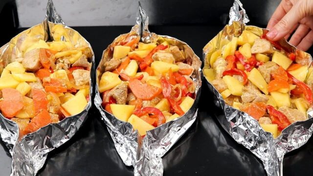 Šťavnaté maso, brambory a zelenina pečená v alobalu Šťavnaté maso, brambory a zelenina pečená v alobalu