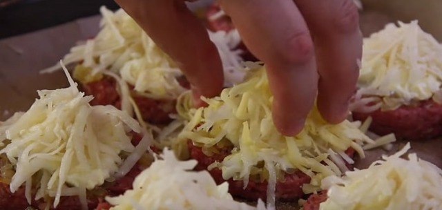 jednoduchý recept na mleté maso v bramborovo-sýrovém obalu