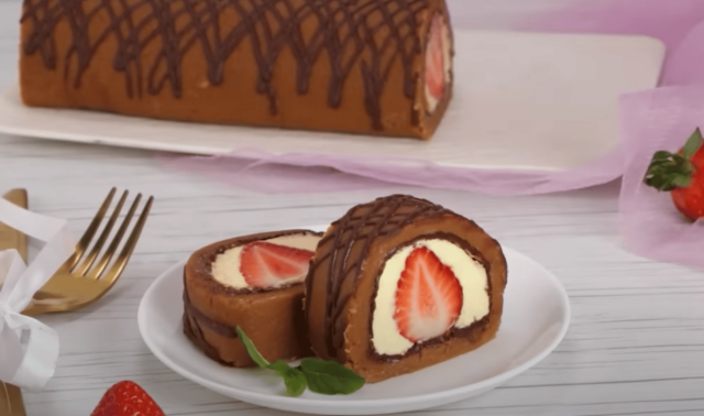 fantastická krémová roláda s kousky jahod – během pár minut máte hotovo!
