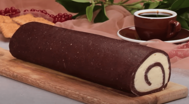 nadýchaná ořechová roláda s krémem a nutellou – ideální dezert k odpolední kávě! nadýchaná ořechová roláda s krémem a nutellou – ideální dezert k odpolední kávě!